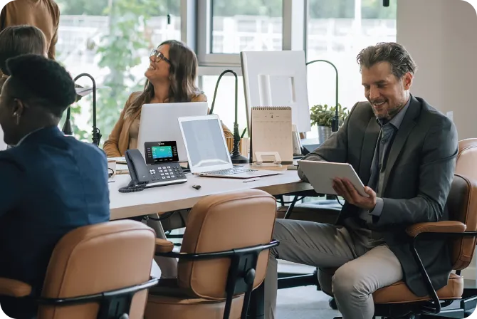 Téléphone IP SIP-T54W dans un bureau, de marque Yealink - Leader mondial en fourniture et solution de téléphonie VoIP - Partenaire premium d'EISN